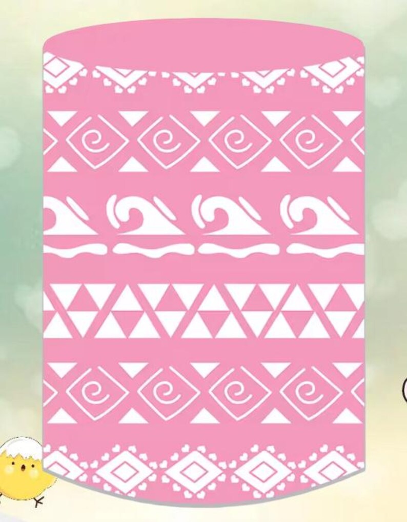 Puede incluir: Enfriador de latas cil&iacute;ndrico rosa con un patr&oacute;n geom&eacute;trico blanco. El patr&oacute;n incluye tri&aacute;ngulos, olas y diamantes con espirales.