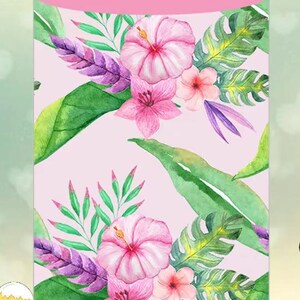 Puede incluir: Cilindro rosa con un patr&oacute;n floral tropical. El patr&oacute;n presenta flores rosas, blancas y verdes con hojas verdes.