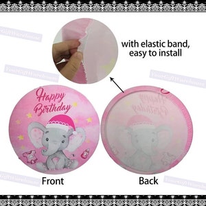 Puede incluir: Topper de pastel redondo de tela rosa y blanco con una ilustraci&oacute;n de elefante y el texto "Happy Birthday". El topper tiene una banda el&aacute;stica para una f&aacute;cil instalaci&oacute;n.
