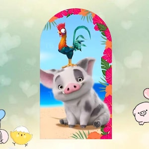 Pu&ograve; includere: Illustrazione di un cartone animato di un maiale con macchie grigie e un gallo sulla testa, ambientata su una spiaggia tropicale. Il maiale sorride e il gallo ha piume colorate. La scena &egrave; incorniciata da un arco floreale.