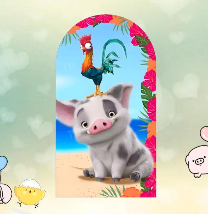 Pu&ograve; includere: Illustrazione di un cartone animato di un maiale con macchie grigie e un gallo sulla testa, ambientata su una spiaggia tropicale. Il maiale sorride e il gallo ha piume colorate. La scena &egrave; incorniciata da un arco floreale.