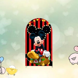 Może przedstawiać: Czerwono-czarne pasiasty tło z kresk&oacute;wkowym obrazkiem Myszki Miki siedzącej na walizce. Myszka Miki ma na sobie czerwone spodenki i ż&oacute;łte buty. Tło ma biały zarys uszu Myszki Miki z białymi kropkami.