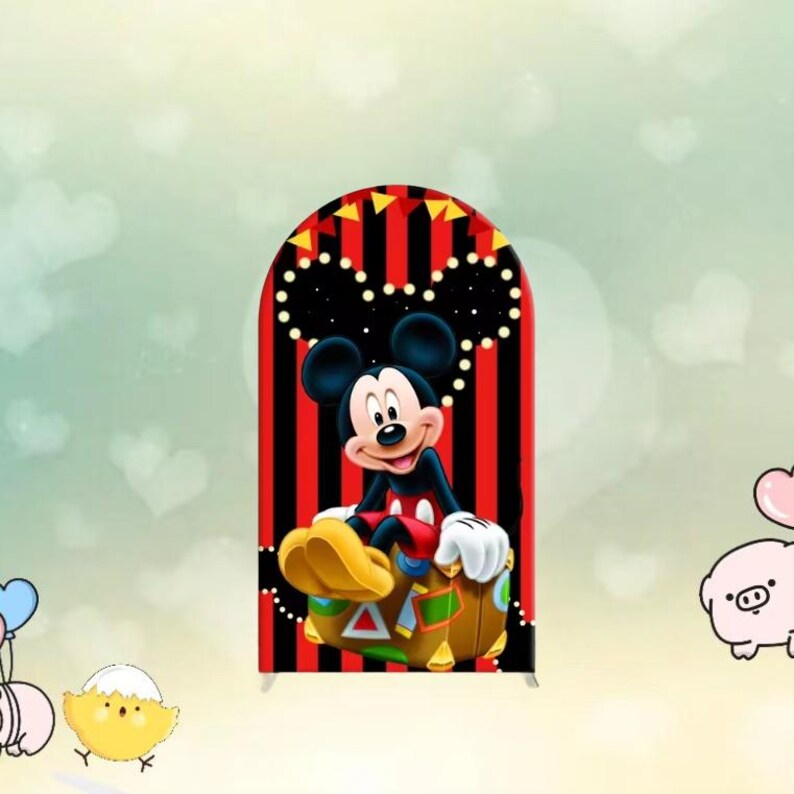 Może przedstawiać: Czerwono-czarne pasiasty tło z kresk&oacute;wkowym obrazkiem Myszki Miki siedzącej na walizce. Myszka Miki ma na sobie czerwone spodenki i ż&oacute;łte buty. Tło ma biały zarys uszu Myszki Miki z białymi kropkami.