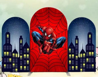 Op de afbeelding: Een driedelige achtergrond met Spider-Man. Het centrale paneel heeft een rood spinnenwebontwerp met Spider-Man in een dynamische pose. De zijpanelen tonen een nachtelijke stadsgezicht met een donkerblauwe lucht en verlichte gebouwen.