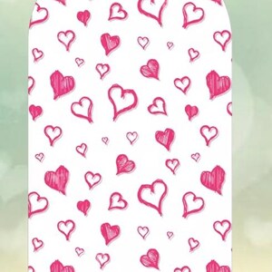 Puede incluir: Fondo blanco con un patr&oacute;n de corazones rosas de varios tama&ntilde;os y estilos. Los corazones est&aacute;n dibujados a mano con un aspecto texturizado. El dise&ntilde;o est&aacute; dentro de un marco arqueado, posiblemente decorativo.