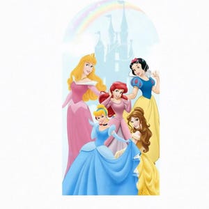 以下が含まれることがあります： ピンク、ブルー、イエローなどのカラフルなドレスを着た5人のアニメーションのプリンセスが描かれた縦型のウォールステッカー。キャラクターたちは、淡い虹がかかった水色の城のシルエットの前に配置されています。