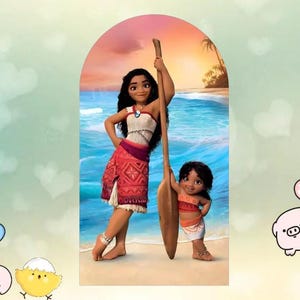 Pu&ograve; includere: Illustrazione di due personaggi del film d'animazione Moana. Il personaggio adulto indossa un top bianco, una gonna rossa e tiene in mano un remo di legno. Il personaggio bambino indossa un abito abbinato e tiene il remo. Lo sfondo mostra una scena di spiaggia.