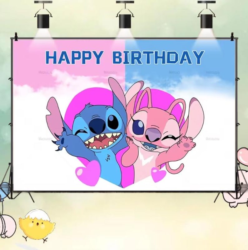 K&ouml;nnte beinhalten: Ein gro&szlig;es Banner mit den Worten &bdquo;HAPPY BIRTHDAY&ldquo; in Blau. Das Banner zeigt eine Cartoon-Illustration einer blauen und rosa Kreatur, die sich in einem rosa Herzen umarmt. Der Hintergrund ist geteilt, mit rosa und blauen Abschnitten.