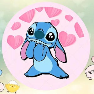 K&ouml;nnte beinhalten: Cartoon-Illustration von Stitch, einem blauen Alien-Charakter, mit gro&szlig;en schwarzen Augen und rosa Ohren, in einem rosa Kreis mit rosa Herzen. Die Figur kniet mit gefalteten H&auml;nden.