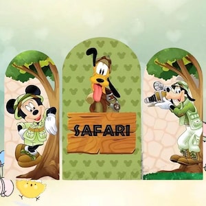 以下が含まれることがあります： ミッキーマウスとグーフィーがサファリ衣装を着た3つの漫画パネル。ミッキーは木のそばに立っており、グーフィーはカメラを持っており、別のグーフィーの姿は「SAFARI」と書かれた木の看板の後ろにいます。背景はミッキーマウスの頭の形をした緑色です。