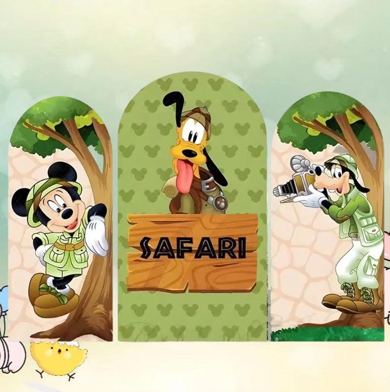 以下が含まれることがあります： ミッキーマウスとグーフィーがサファリ衣装を着た3つの漫画パネル。ミッキーは木のそばに立っており、グーフィーはカメラを持っており、別のグーフィーの姿は「SAFARI」と書かれた木の看板の後ろにいます。背景はミッキーマウスの頭の形をした緑色です。