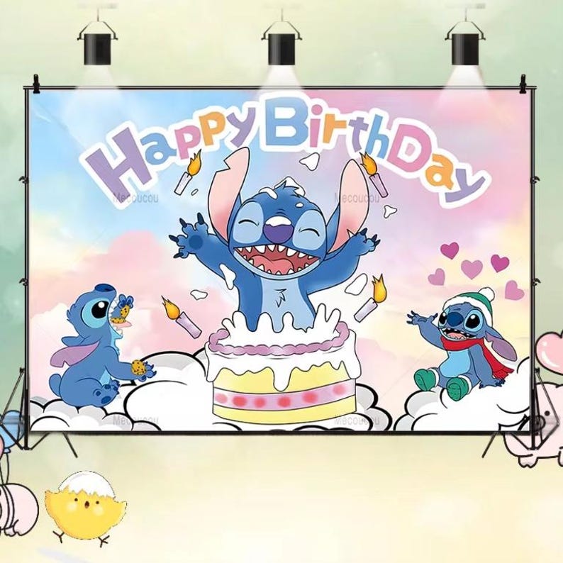K&ouml;nnte beinhalten: Eine farbenfrohe Geburtstags-Kulisse mit dem Text "Happy Birthday" und der Zeichentrickfigur Stitch. Stitch wird in verschiedenen Posen dargestellt, unter anderem in der N&auml;he einer Torte und mit Hut. Der Hintergrund zeigt einen pastellfarbenen Himmel mit Wolken und Herzen.