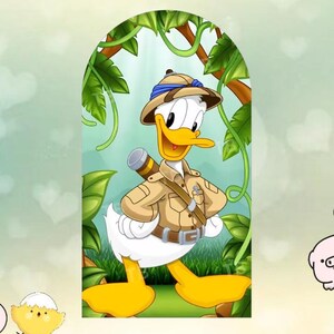 Puede incluir: Ilustraci&oacute;n de dibujos animados de Pato Donald vestido de explorador, con sombrero y chaqueta de safari beiges con una cinta azul. Lleva un mapa enrollado frente a un fondo de jungla con hojas y lianas verdes.
