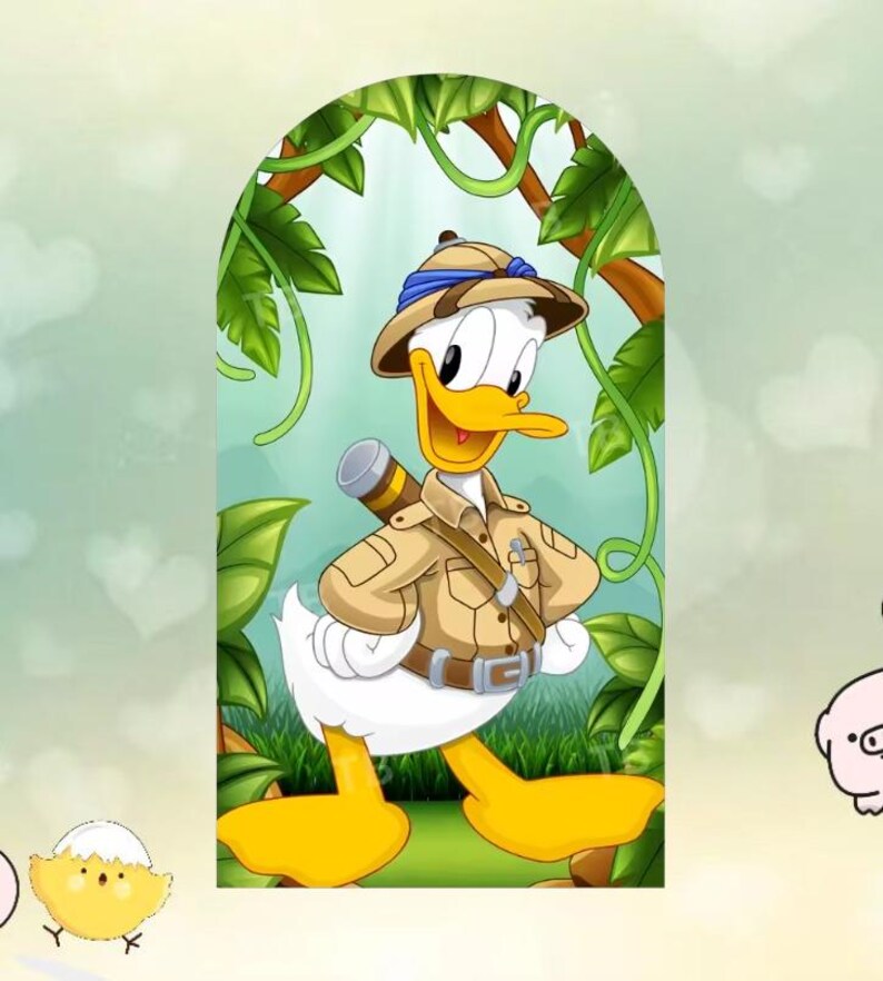 Puede incluir: Ilustraci&oacute;n de dibujos animados de Pato Donald vestido de explorador, con sombrero y chaqueta de safari beiges con una cinta azul. Lleva un mapa enrollado frente a un fondo de jungla con hojas y lianas verdes.