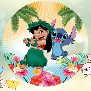 K&ouml;nnte beinhalten: Ein kreisf&ouml;rmiges Grafikdesign mit Lilo und Stitch aus dem Disney-Film Lilo & Stitch. Lilo tr&auml;gt einen gr&uuml;nen Rock und Lei, und Stitch ist blau. Der Hintergrund zeigt Palmen, Blumen und ein gelb-wei&szlig;es Sonnenstrahlendesign.