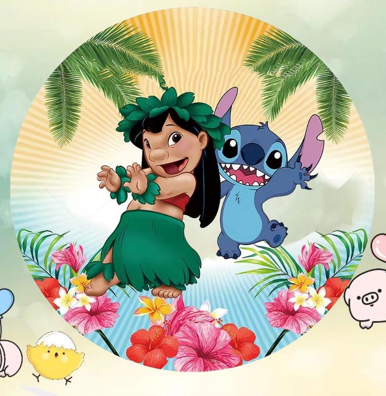 K&ouml;nnte beinhalten: Ein kreisf&ouml;rmiges Grafikdesign mit Lilo und Stitch aus dem Disney-Film Lilo & Stitch. Lilo tr&auml;gt einen gr&uuml;nen Rock und Lei, und Stitch ist blau. Der Hintergrund zeigt Palmen, Blumen und ein gelb-wei&szlig;es Sonnenstrahlendesign.