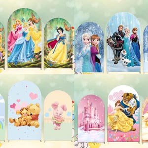 Może przedstawiać: Zestaw 10 łukowych teł z r&oacute;żnymi postaciami Disneya, w tym księżniczkami, postaciami z Krainy Lodu, Kubusiem Puchatkiem i Piękną i Bestią. Tła są wydrukowane na białym tle z kolorowymi ilustracjami.