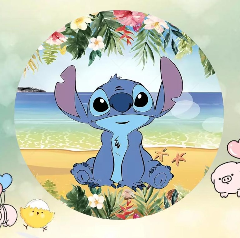 K&ouml;nnte beinhalten: Ein kreisf&ouml;rmiges Grafikdesign mit der Zeichentrickfigur Stitch aus Lilo & Stitch. Stitch ist blau mit gro&szlig;en schwarzen Augen und gro&szlig;en Ohren und sitzt an einem Strand mit tropischem Hintergrund. Der Hintergrund umfasst Strand, Meer und florale Elemente.