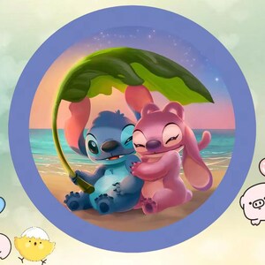 K&ouml;nnte beinhalten: Kreisf&ouml;rmige Illustration mit den Charakteren Stitch und Angel aus Lilo & Stitch. Stitch, blau mit gro&szlig;en Ohren, h&auml;lt ein Blatt &uuml;ber Angel, die rosa ist. Sie sitzen an einem Strand unter einem gr&uuml;nen Blatt in einem blauen Kreis.