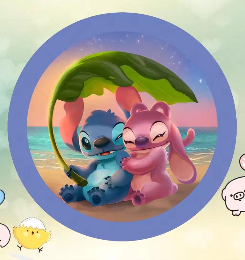 K&ouml;nnte beinhalten: Kreisf&ouml;rmige Illustration mit den Charakteren Stitch und Angel aus Lilo & Stitch. Stitch, blau mit gro&szlig;en Ohren, h&auml;lt ein Blatt &uuml;ber Angel, die rosa ist. Sie sitzen an einem Strand unter einem gr&uuml;nen Blatt in einem blauen Kreis.