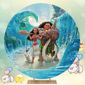 以下が含まれることがあります： アニメ映画「モアナと伝説の海」のキャラクターが登場する丸い背景。 モアナがパドルを持ち、マウイがフックを持ち、他のキャラクターが背景に大きな波のあるビーチにいる様子が描かれています。 背景は金色の金属製のスタンドで支えられています。