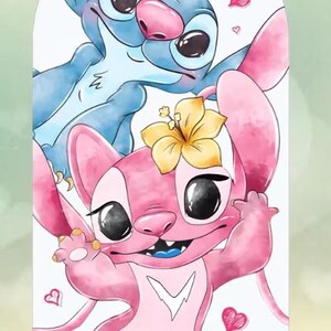 Puede incluir: Ilustraci&oacute;n en acuarela de dos personajes de dibujos animados, uno azul y otro rosa, con ojos grandes y detalles de corazones. El personaje rosa lleva una flor amarilla. La imagen tiene un ambiente suave y caprichoso, ideal para decoraci&oacute;n infantil.