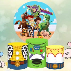 Può includere: Tre contenitori cilindrici con disegni ispirati al film Toy Story. Uno è giallo con un design a gilet da sceriffo, un altro è verde con un design di Buzz Lightyear e il terzo è giallo con un design da cowgirl. Uno sfondo circolare presenta i personaggi di Toy Story.