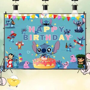 K&ouml;nnte beinhalten: Blauer Hintergrund mit den Worten "HAPPY BIRTHDAY" in Rosa und Gelb. Der Hintergrund zeigt Zeichentrickfiguren, eine Geburtstagstorte und bunte Wimpel. Der Hintergrund wird von einem schwarzen Metallrahmen getragen.