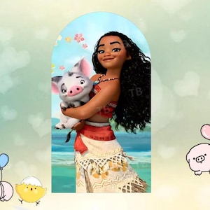 Pu&ograve; includere: Illustrazione digitale di una donna che tiene in braccio un maiale. La donna ha lunghi capelli neri e indossa un top rosso e una gonna bianca con un motivo dorato. Il maiale &egrave; bianco con orecchie rosa e un muso rosa. Lo sfondo &egrave; azzurro.