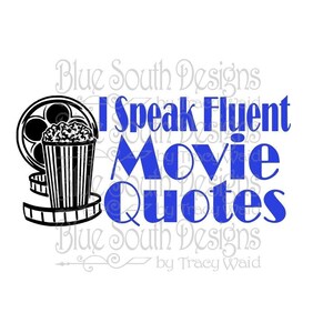 Può includere: Illustrazione in bianco e nero di un rullo di pellicola e un secchiello di popcorn con il testo "I Speak Fluent Movie Quotes" in blu.
