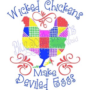 Puede incluir: Un diseño de gallina de patchwork colorido con el texto "Wicked Chickens Make Deviled Eggs" en escritura azul. La gallina está compuesta por cuadrados de varios colores, con adornos rojos y azules arriba y abajo del texto.