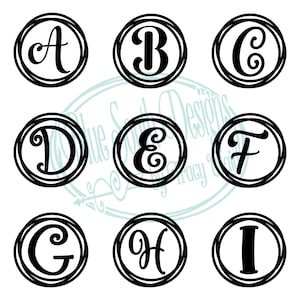 Op de afbeelding: Negen zwart-witte cirkelvormige monogramontwerpen met de letters A t/m I. Elke letter is in een vet, elegant scriptstijl, omcirkeld door een decoratieve rand. De letters zijn gecentreerd op een witte achtergrond.