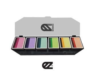 Op de afbeelding: Een palet met zes schminkkleuren in een zwarte plastic koffer. De kleuren zijn roze, paars, teal, groen, geel en perzik. Het palet is gelabeld "BodyArtz".