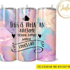 Könnte beinhalten: Ein Edelstahlbecher mit einem wirbelnden Pastellmuster in Rosa-, Blau- und Lilatönen. Der Becher trägt den Text "THIS IS WHAT AN AWESOME PERSONAL SUPPORT WORKER LOOKS LIKE" in Schwarz. Er enthält einen Strohhalm und einen Deckel.
