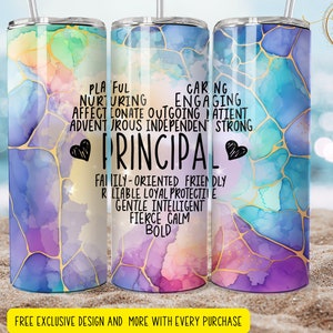 Puede incluir: Tres vasos de acero inoxidable con un diseño abstracto colorido y detalles dorados. Los vasos tienen texto que dice "Principal" y enumera atributos positivos de un director.