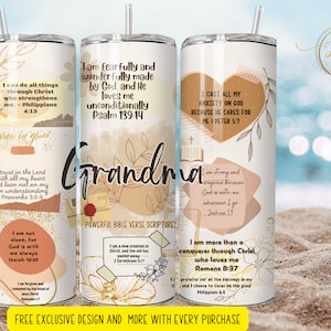 Puede incluir: Un vaso blanco con un dise&ntilde;o floral dorado y marr&oacute;n. El vaso presenta vers&iacute;culos b&iacute;blicos inspiradores y la palabra "Abuela".
