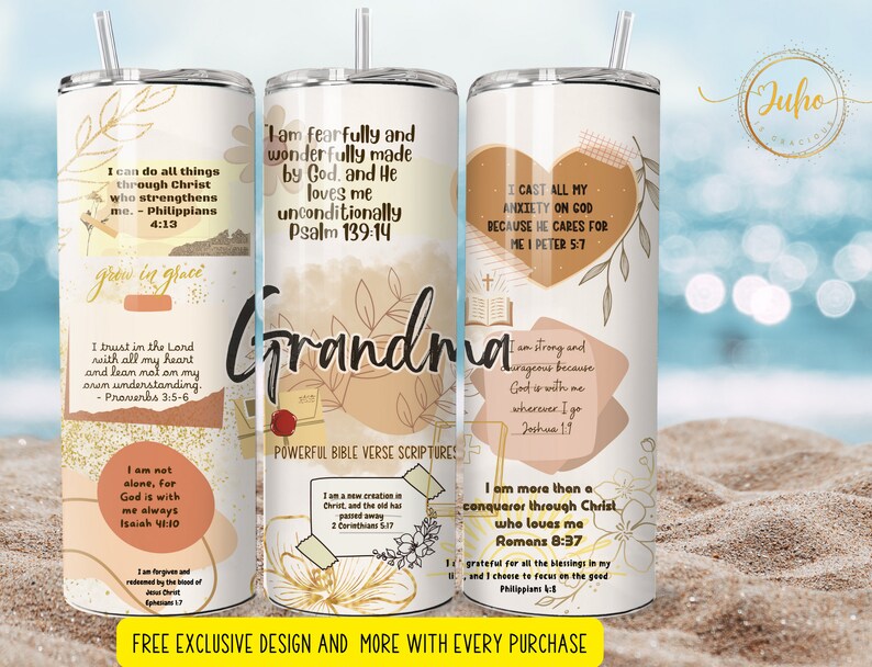 Puede incluir: Un vaso blanco con un dise&ntilde;o floral dorado y marr&oacute;n. El vaso presenta vers&iacute;culos b&iacute;blicos inspiradores y la palabra "Abuela".