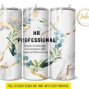 Op de afbeelding: Een witte tumbler met een gouden en marmeren ontwerp. De tumbler heeft een groen en blauw bloemenontwerp en de tekst "HR Professional Master of Awkward Conversations and Keeper of Office Sanity!"