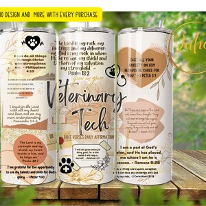 Puede incluir: Tres vasos de acero inoxidable con varios dise&ntilde;os y texto. Los vasos presentan citas inspiradoras y gr&aacute;ficos con tem&aacute;tica veterinaria, incluyendo una huella de pata y un estetoscopio. El texto incluye "Veterinary Tech" y vers&iacute;culos b&iacute;blicos.