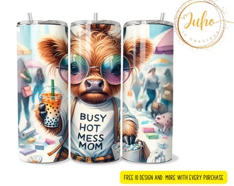 Könnte beinhalten: Ein weißer Becher mit einer bunten Illustration einer Comic-Highland-Kuh, die eine Sonnenbrille trägt und ein Shirt mit der Aufschrift "Busy Hot Mess Mom". Die Kuh hält einen Bubble Tea.