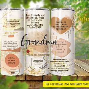 Puede incluir: Tres vasos de acero inoxidable con fondo blanco y detalles dorados. Cada vaso presenta una cita inspiradora diferente con vers&iacute;culos b&iacute;blicos. Los vasos est&aacute;n decorados con dise&ntilde;os florales y la palabra "Abuela".
