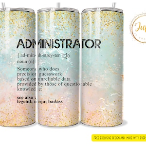 Può includere: Un bicchiere in acciaio inossidabile con un design a marmi blu chiaro e oro. Il bicchiere ha la parola "ADMINISTRATOR" stampata su di esso, insieme a una definizione della parola. La definizione include l'ortografia fonetica della parola, la parte del discorso e una descrizione divertente del lavoro.