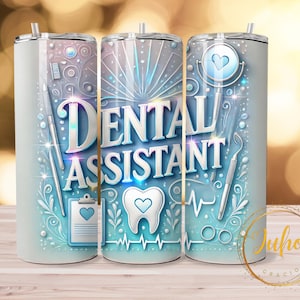 Può includere: Tre bicchieri in acciaio inossidabile con un design blu e bianco. I bicchieri presentano un tema dentale con un dente, un cuore e strumenti dentali. Il testo "Dental Assistant" è scritto in un font stilizzato.