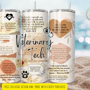 Puede incluir: Un juego de tres vasos de acero inoxidable con tapas y pajitas. Cada vaso presenta un dise&ntilde;o &uacute;nico con las palabras "Veterinary Tech" y vers&iacute;culos b&iacute;blicos. Los vasos tienen un fondo blanco con detalles dorados y beige.