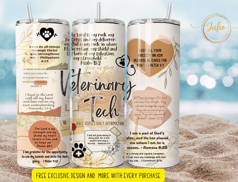 Puede incluir: Un juego de tres vasos de acero inoxidable con tapas y pajitas. Cada vaso presenta un dise&ntilde;o &uacute;nico con las palabras "Veterinary Tech" y vers&iacute;culos b&iacute;blicos. Los vasos tienen un fondo blanco con detalles dorados y beige.