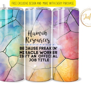 Op de afbeelding: Drie roestvrijstalen bekers met een kleurrijk glas-in-loodontwerp. De middelste beker heeft de tekst "Human Resources Because Freak'n Miracle Worker Isn't An Official Job Title" erop gedrukt.
