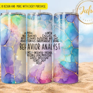 Può includere: Un bicchiere in acciaio inossidabile con un design astratto colorato e dettagli dorati. Il bicchiere presenta il testo "Behavior Analyst" e un elenco di tratti della personalità positivi.