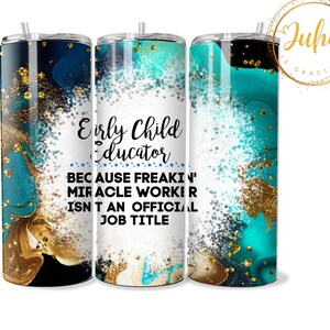 Op de afbeelding: Een roestvrijstalen tumbler met een teal en gouden marmerontwerp. De tumbler heeft een witte achtergrond met de tekst "Early Child Educator Because Freakin' Miracle Worker Isn't An Official Job Title".