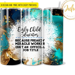 Op de afbeelding: Een turquoise en gouden tumbler met een witte achtergrond en de tekst "Early Child Educator Because Freakin' Miracle Worker Isn't An Official Job Title".