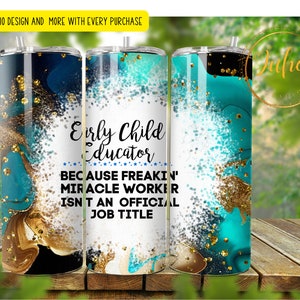 Op de afbeelding: Een witte tumbler met een teal en gouden marmerdessin. Op de tumbler staat de tekst "Early Child Educator Because Freakin' Miracle Worker Isn't An Official Job Title" gedrukt.